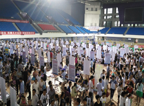我市畢業(yè)生就業(yè)雙選暨夏季人才交流大會場面火爆